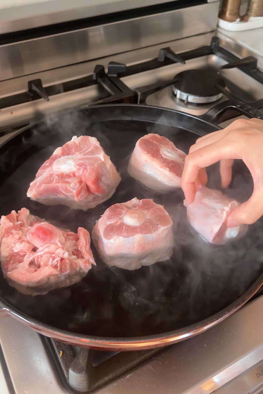 boiling-meat-to-get-rid-of-impurities