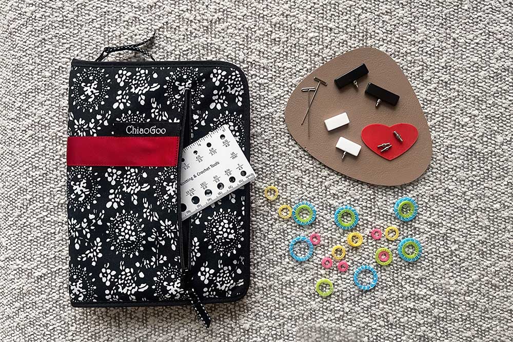 chiaogoo-red-lace-zipper-binder-case-and-included-accessories