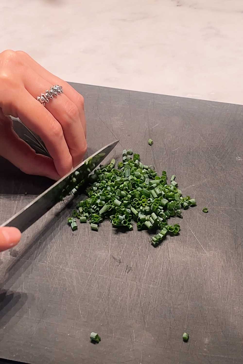 chopping-chives-grown-in-my-hydroponic-gardens