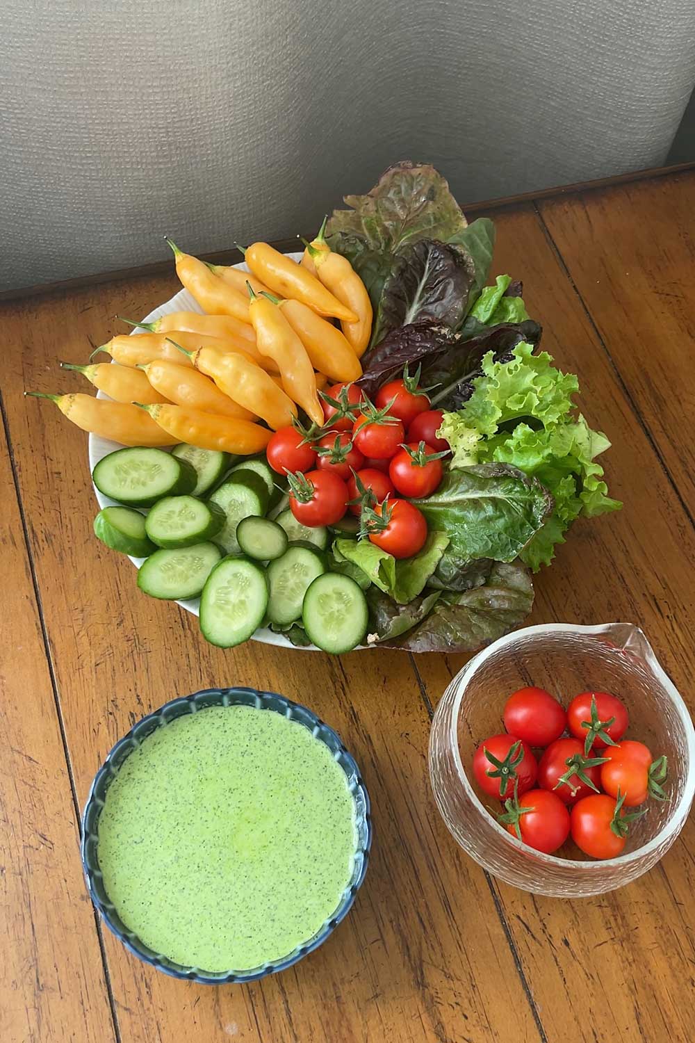 creamy-cilantro-yogurt-sauce-with-crudites