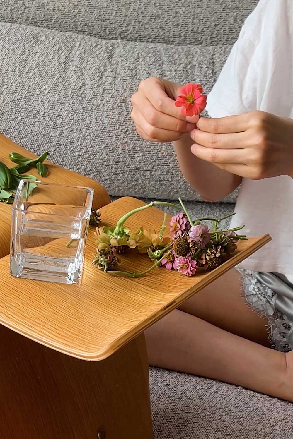 cut-hydroponic-flowers-last-longer