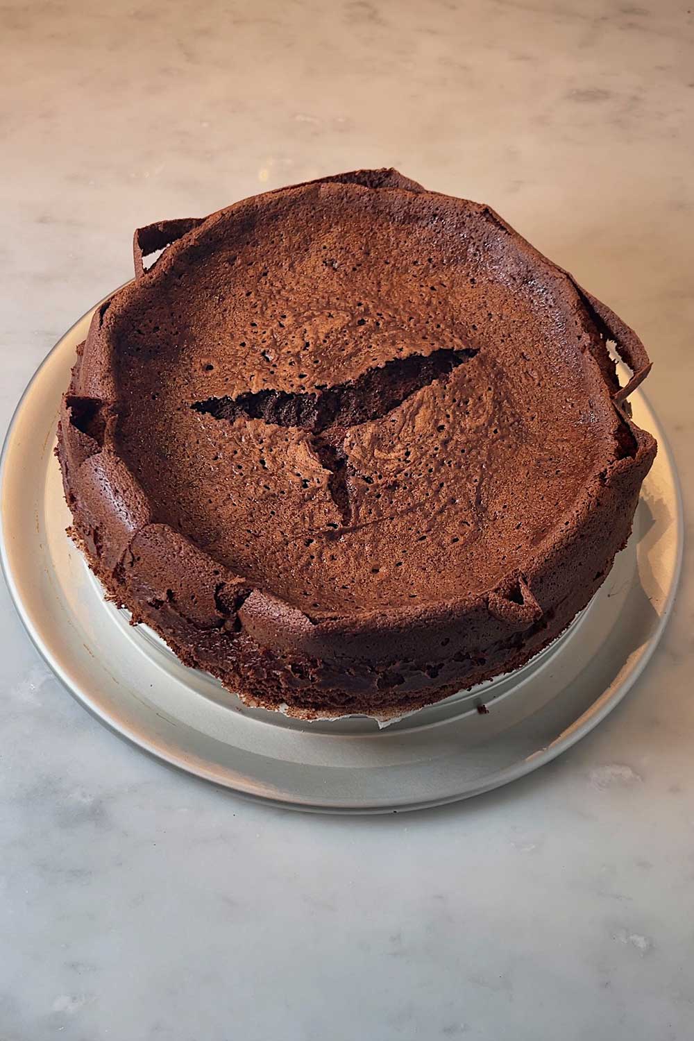 flourless-chocolate-cake-with-meringue-crack
