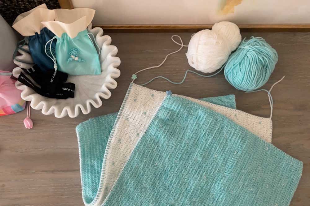 knitting-a-double-knit-purl-soho-blanket-on-chiaogoo-interchangeable-needles-with-cute-needle-stoppers
