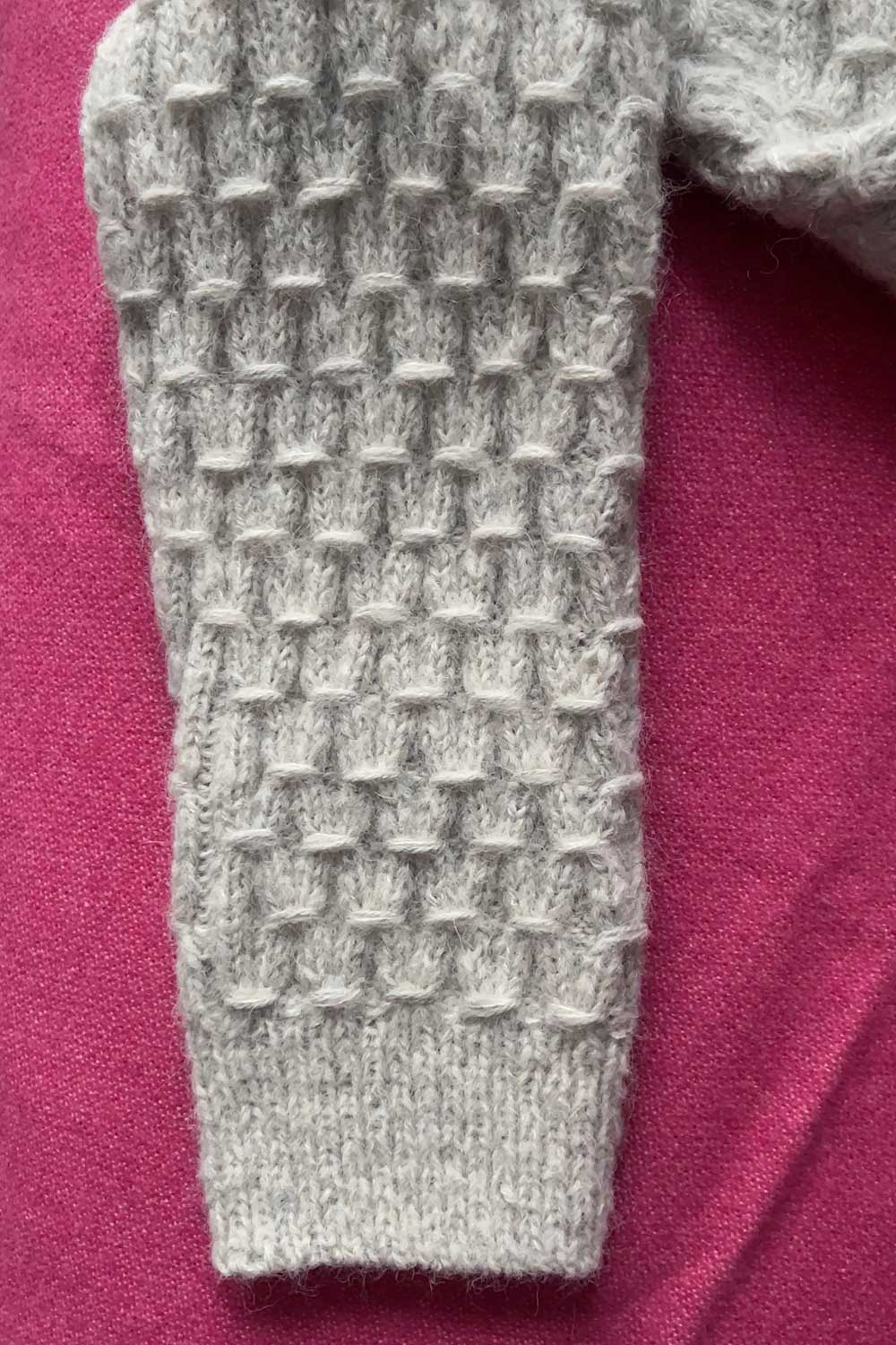 knitting-smock-stitch-sleeve