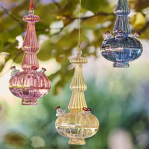 luxurious-gifts-for-gardeners-glass-hummingbird-feeder