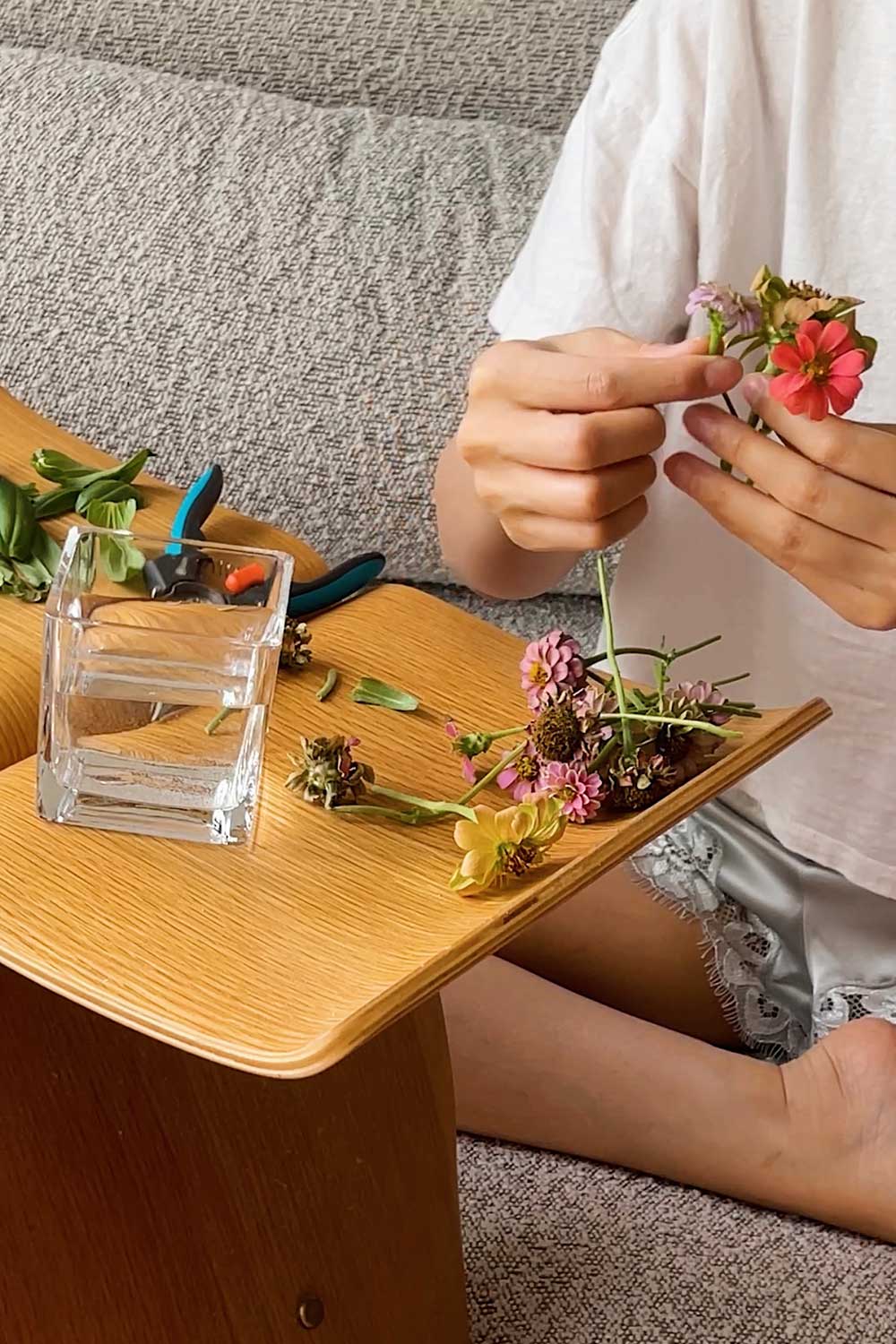 mini-bouquet-of-zinnia-flowers-grown-indoors-apartment-garden