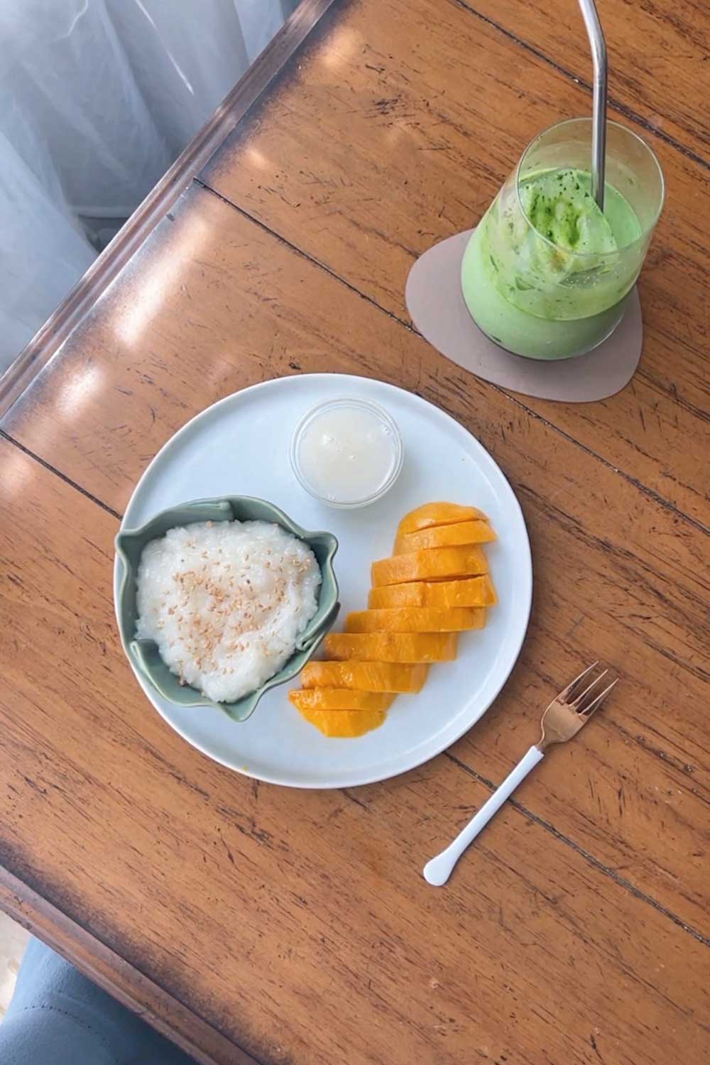 thai-desserts-mango-sticky-rice